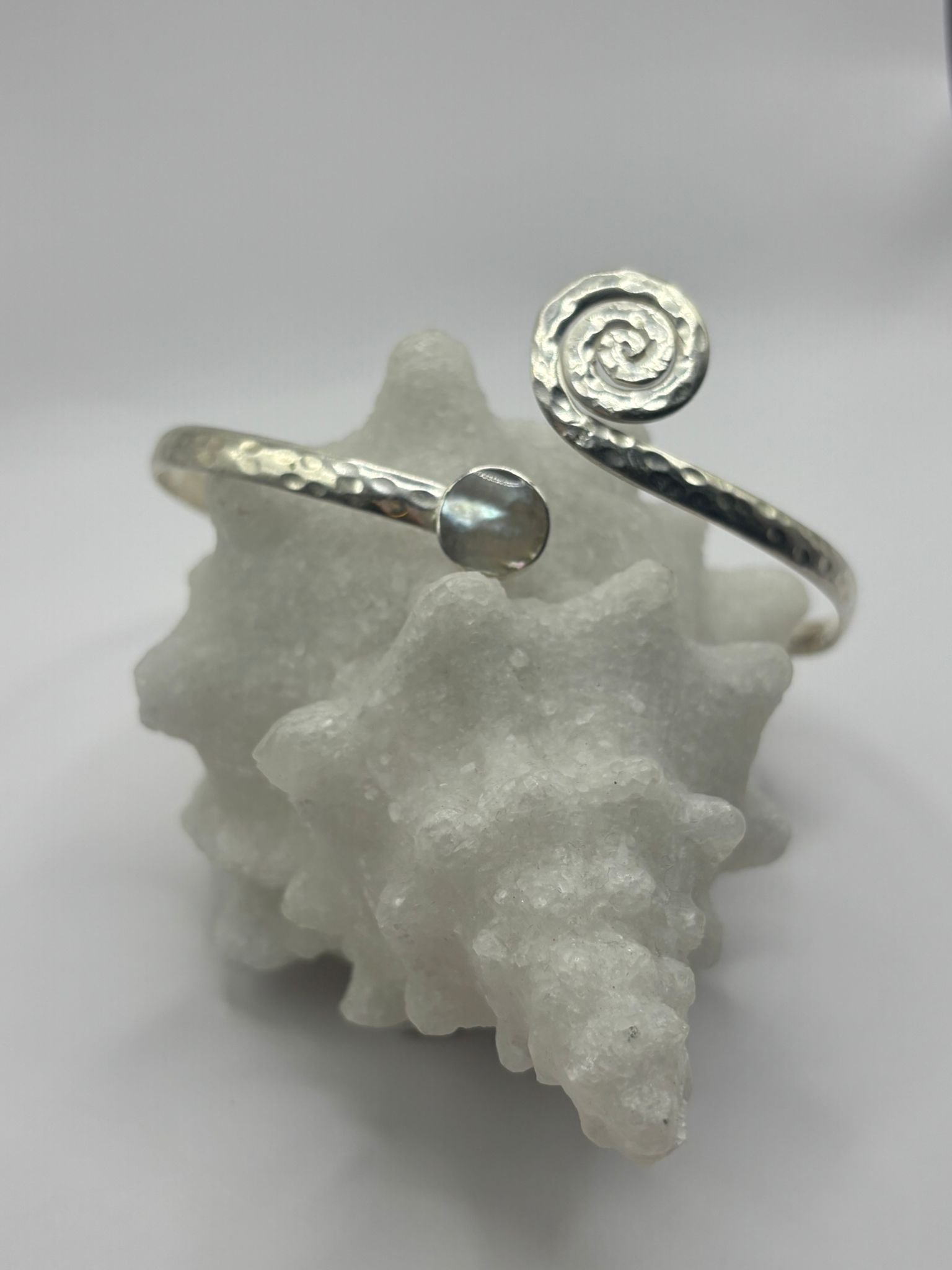 Bransoleta Spiralna z Kamieniem Księżycowym na Ramię